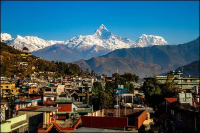 Dans quel pays se trouve Pokhara, ville de 250 000 habitants ?