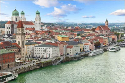 Dans quel pays se trouve Passau, ville de 54 000 habitants ?