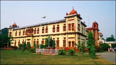 Dans quel pays se trouve Patna, ville de 2,3 millions d'habitants ?