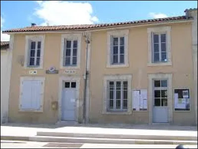 Je vous emmène maintenant en Nouvelle-Aquitaine, à Brettes. Commune de l'arrondissement de Confolens, elle se situe dans le département ...