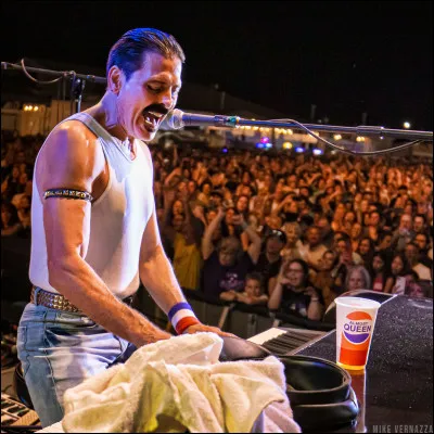 En 1981, qui chante avec Queen sur la chanson "Under Pressure" ?