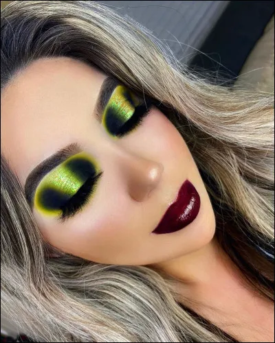 Aimes-tu le full face (se maquiller tout le visage : les paupières, les cils, les sourcils, le nez, la bouche, les joues, etc.) ?