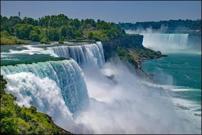 Les chutes du Niagara gèlent en hiver.