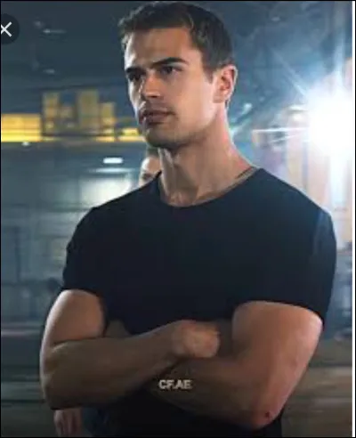 Maintenant, même chose pour le beau Quatre ! Quel est son prénom initial ?