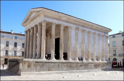 Quel est le nom de ce temple romain situ&eacute; &agrave; N&icirc;mes ?