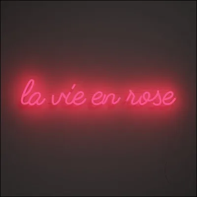 En 1945, elle écrit "La Vie en rose", sa chanson la plus célèbre. Complétez ses paroles !
"Des yeux qui font baisser les miens / Un rire qui se perd sur sa bouche / Voilà le portrait sans retouches...