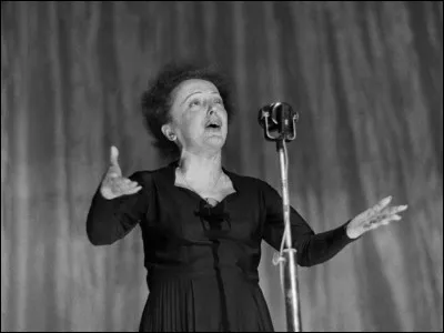 Complétez les paroles de son célèbre titre désormais devenu un classique du répertoire. 
"Le ciel bleu sur nous peut s'effondrer / Et la Terre peut bien s'écrouler / Peu m'importe si tu m'aimes...