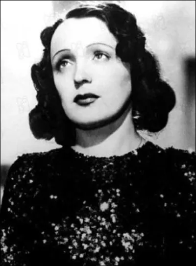 En 1935, Édith Piaf est engagée par Louis Leplée dans...