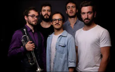 Complétez le nom de ce groupe musical français ''----------- des Airs.