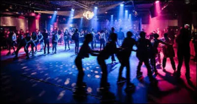 Que devaient porter les personnes allant dans un Roller disco ?