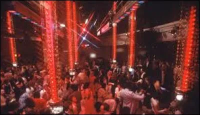Quel est le nom d'une célèbre discothèque de New York qui diffusait principalement du disco ?