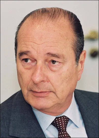 Le 31 août 1997, la Princesse Lady Di meurt dans un accident à Paris, Jacques Chirac alors président de la République est introuvable, Il est en galante compagnie avec Claudia Cardinale.
