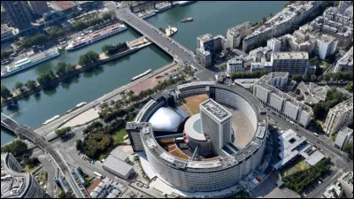 Dans quelle grande ville ''Maison de la Radio'' est-elle située ?
