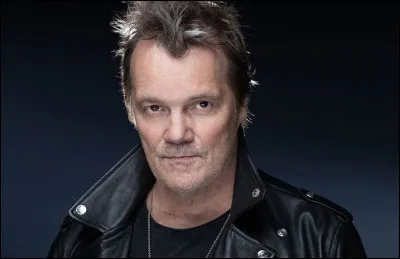 Qui est ce chanteur dont le septième album s'intitule ''Radio Londres'' ?