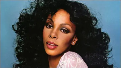 Qui est cette chanteuse américaine interprète de la chanson ''On the Radio'' ?