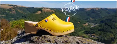 Voilà un exemplaire de chaussures françaises ; elles sont réalisées avec tout le savoir-faire traditionnel. 
Si je vous dis que vous les trouverez dans le département 15, vous répondez...