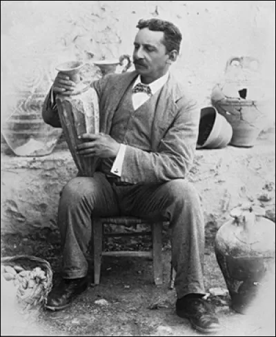 L’archéologue britannique Arthur John Evans mène une série de fouilles à Cnossos, où se situe ce lieu ?