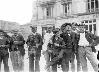 En ce début de XXe siècle, un groupe de «mauvais garçons des faubourgs» réputés violents font couler beaucoup d’encre. Quel surnom leur est attribué ?