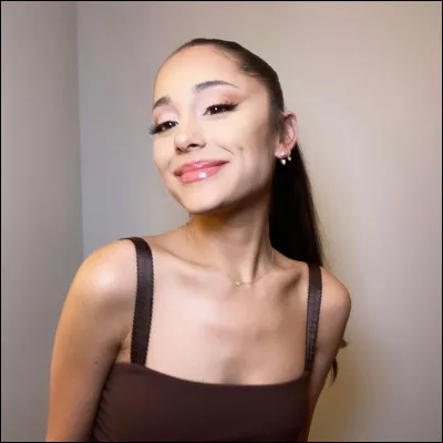 Quelle est la marque de maquillage qu'a sortie Ariana Grande ?