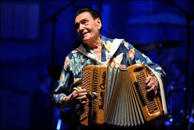 Qui est cet accordéoniste, roi du bal musette ?