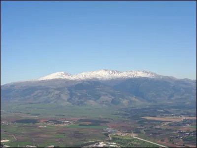 Quelle est cette montagne, culminant à 2 814 mètres d'altitude, partagée par la frontière entre la Syrie et le Liban et dont le flanc sud est occupé par Israël depuis la guerre des Six Jours ?