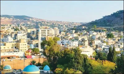 Quelle est cette ville de près de 100 000 habitants, située dans le sud du pays, l'une des plus importantes villes non côtières du Liban ?