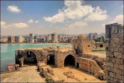 Quelle est cette ville maritime, la troisième du pays, autre ancienne grande cité phénicienne ?