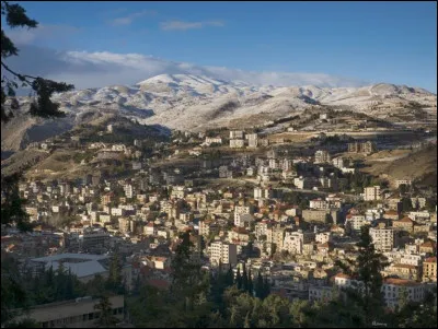 Quelle est cette ville, d'environ 80 000 habitants, située au centre du pays dans la Bekaa, considérée comme la plus grande ville catholique du Proche-Orient ?