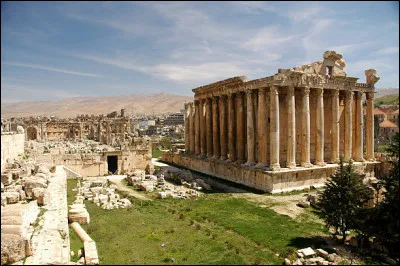Quelle est cette ville, située dans le nord de la plaine de la Bekaa et connue pour ses ruines gréco-romaines ?