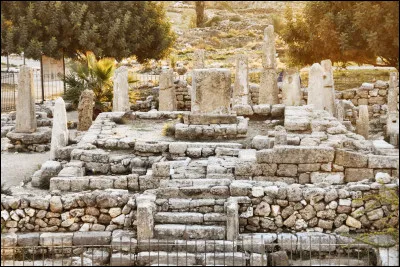 Sous quel nom est mieux connue Jubayl, ville de 40 000 habitants située sur la côte entre Beyrouth et Tripoli, considérée comme une des plus vieilles villes du monde, habitée de manière continue depuis plus de 7 000 ans ?