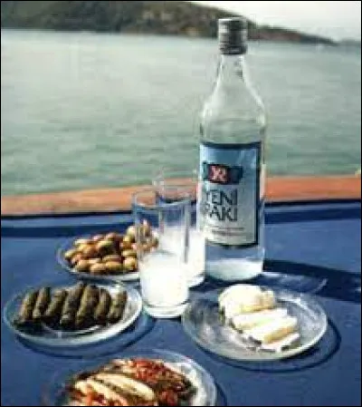 L'alcool turc appelé raki est fabriqué à base de menthe.