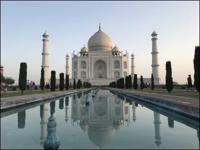 Le Taj Mahal un mausolée de marbre blanc construit par l'empereur Shâh Jahân en mémoire de son épouse Arjumand Bânu Begam.