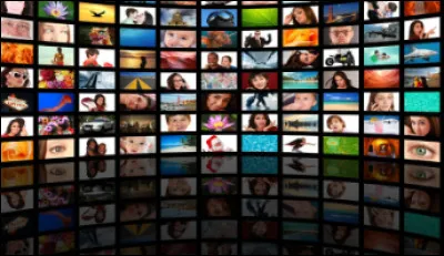 Je suis un personnage fictif issu d'une série célèbre.
J'ai marié un personnage jaune qui raffole d'une pâtisserie particulière. 
J'ai trois enfants. 

Comment me nommé-je ?