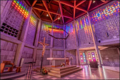 L'église Saint-Rémy est détruite par des bombardements en 1944 et reconstruite dans un style plus moderne, l'architecte Nicolas Kazis utilisant le cristal local sur plus de 800 m². Dans quelle ville sommes-nous ?