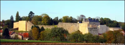 Quelle cité médiévale, aux frontières de la France, de l'Allemagne et du Luxembourg, est surnommée "la petite Carcassonne lorraine" ?
