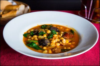 Dans quelle ville d'Espagne du nord on cuisine traditionnellement la fabada ?