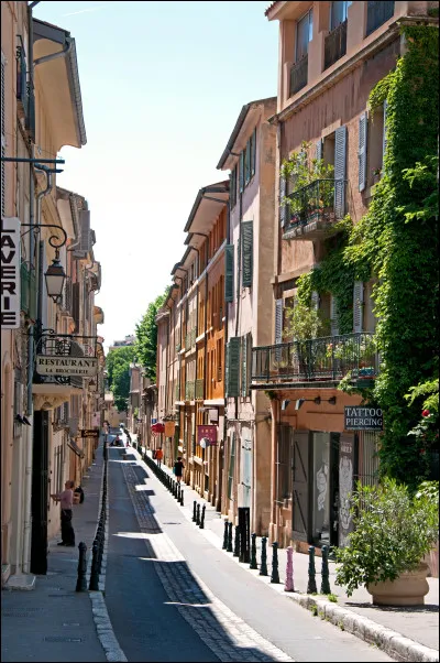 En terme de population, quelle est la position d'Aix-en-Provence dans les Bouches-du-Rhône ?