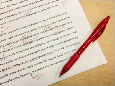 Pour finir, quelle est la fonction de ''comme s'il flottait au-dessus du sol'' dans la phrase ''Tout en avançant avec une démarche tranquille et nonchalante, comme s'il flottait au-dessus du sol, il parvint à captiver l'attention de la foule.'' ?