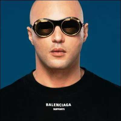 Quel chanteur, représentant de la France à lEurovision, a sorti le titre "Monarchie absolue" en duo avec le rappeur Alkpote ?