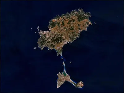 Située dans l'archipel des Baléares et célèbre pour ses boîtes de nuit, Ibiza appartient à...