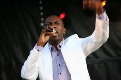 Qui a chanté ces paroles : "Allez maintenant tous ensemble/ En haut, en bas/ À gauche, à droite/ En haut, en bas/ À gauche, à droite" ?