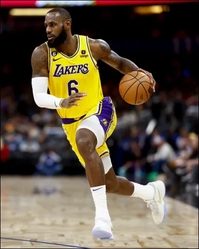 Quel sport se joue avec un ballon et des paniers ?