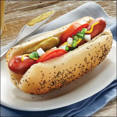 Quel plat se mange avec un petit pain chaud et une saucisse ?