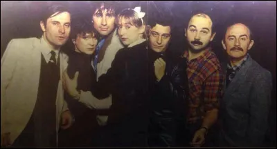 Comment s'appelle la troupe d'amis avec laquelle il s'est fait connaitre ?