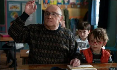 Dans quel film retourne-t-il à l'école pour y apprendre à lire en 2023 ?