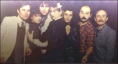 Quelle troupe lui permet de tester des sketches de café-théâtre ?