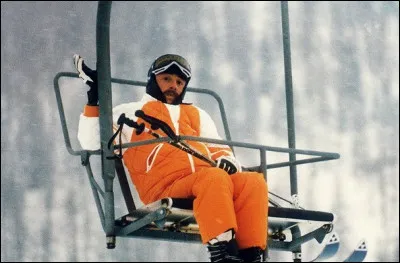 L'année suivante, il récidive avec le film ''Les Bronzés font du ski''. Pourquoi se retrouve-t-il bloqué dans une scène hilarante sur son télésiège ?