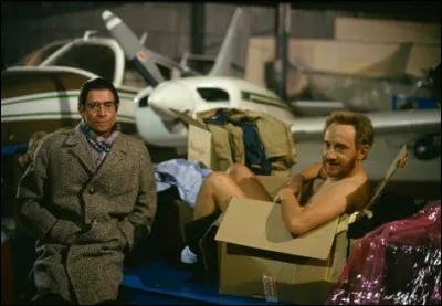 Dans ce film de Jean-Pierre Mocky, il est Walter Arbeit, un écologiste pratiquant le naturisme, qui accompagne son député-maire à Paris :