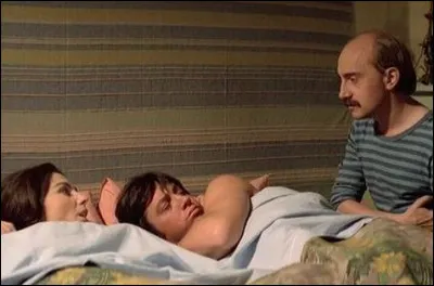 Dans ce film de Patrice Leconte, sorti en 1981, son personnage, Guy, se fait renvoyer de son travail de pompiste parce que son patron apprend qu'il arnaque les clients :