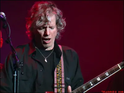 Qui est ce célèbre guitariste de blues rock avec qui Bertignac partage souvent la scène ?